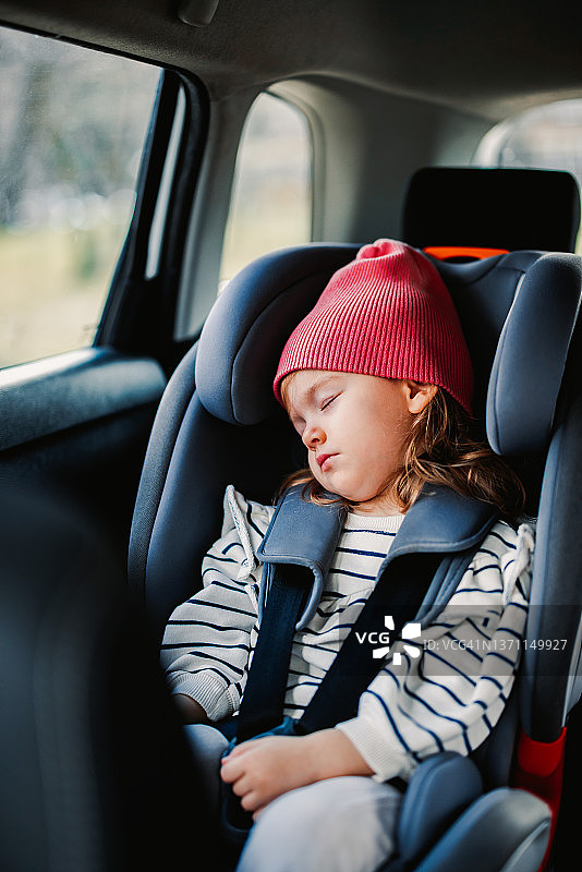 乘车旅行中小憩的女孩图片素材