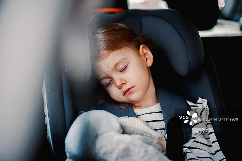 乘车旅行时睡觉的小女孩图片素材