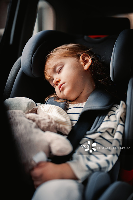乘车旅行时睡觉的小女孩图片素材