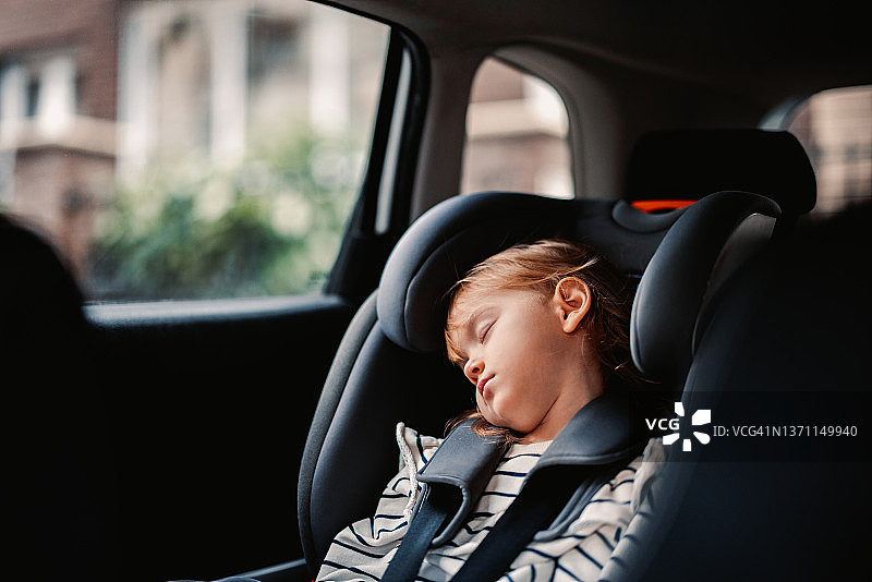 乘车旅行中小憩的女孩图片素材