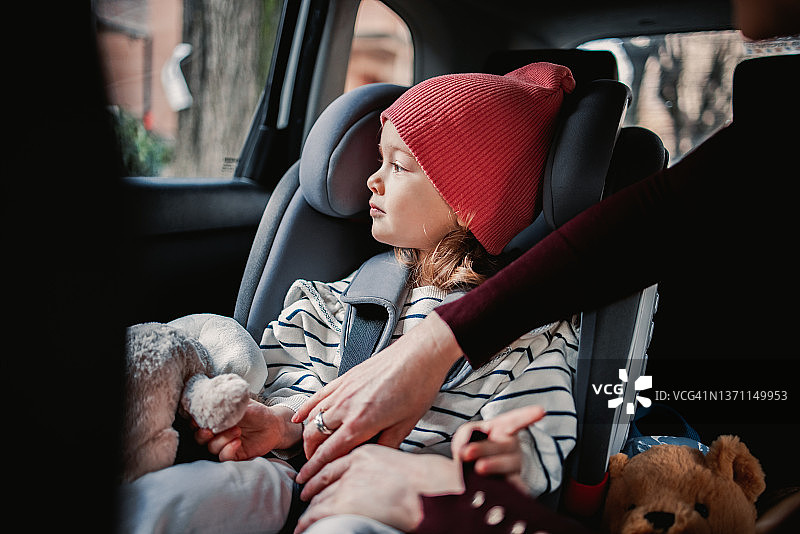 家长正在给孩子系汽车安全带图片素材
