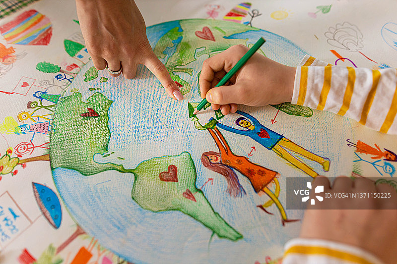 在老师的帮助下，男学生创作关于可持续发展的艺术作品图片素材