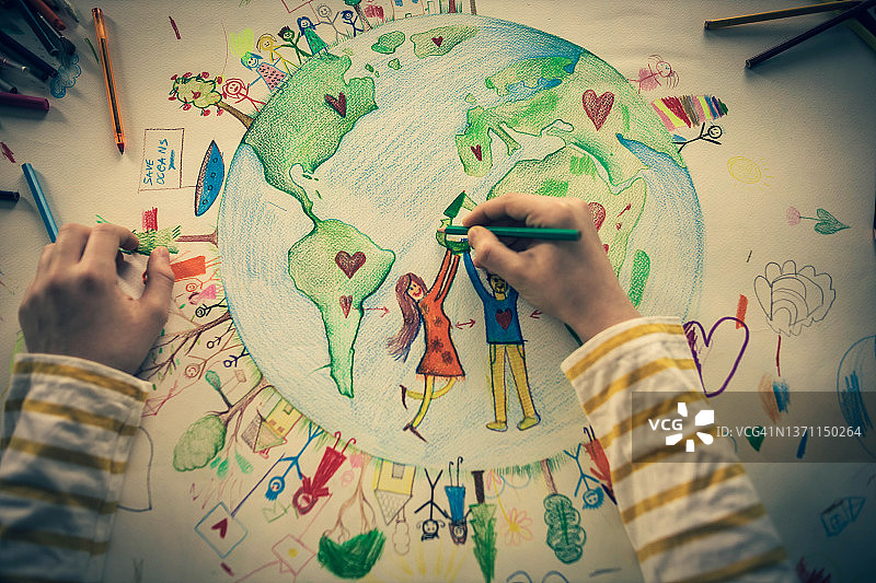 高角度拍摄：男孩绘制地球和人类图片素材
