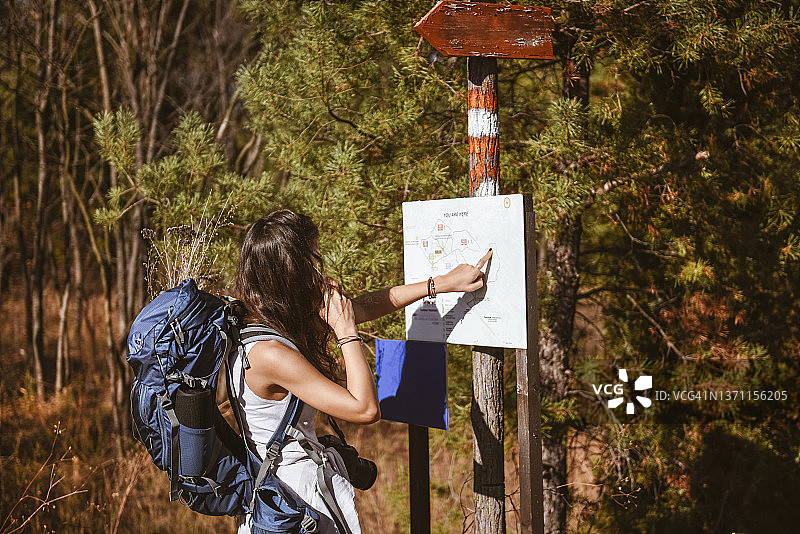 年轻的背包客徒步穿越砂岩山谷图片素材