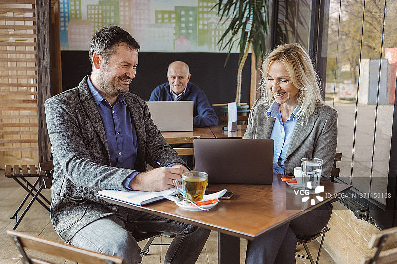 在咖啡店举行的商务会议图片素材