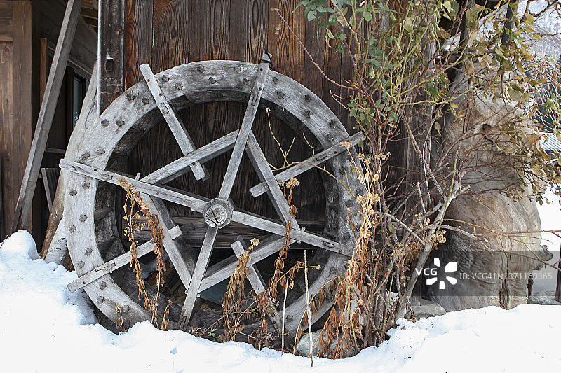 饱经风霜的木制水车图片素材