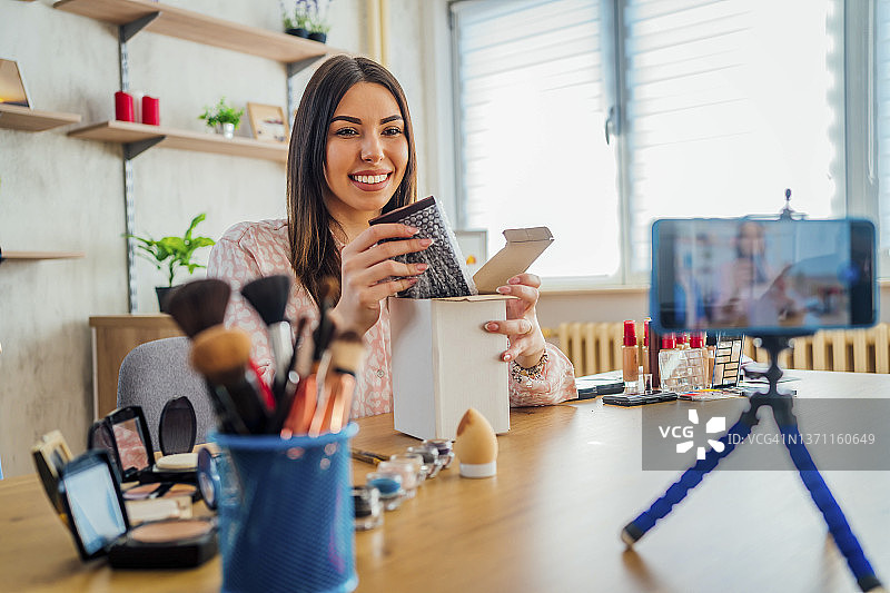 女人直播开箱图片素材