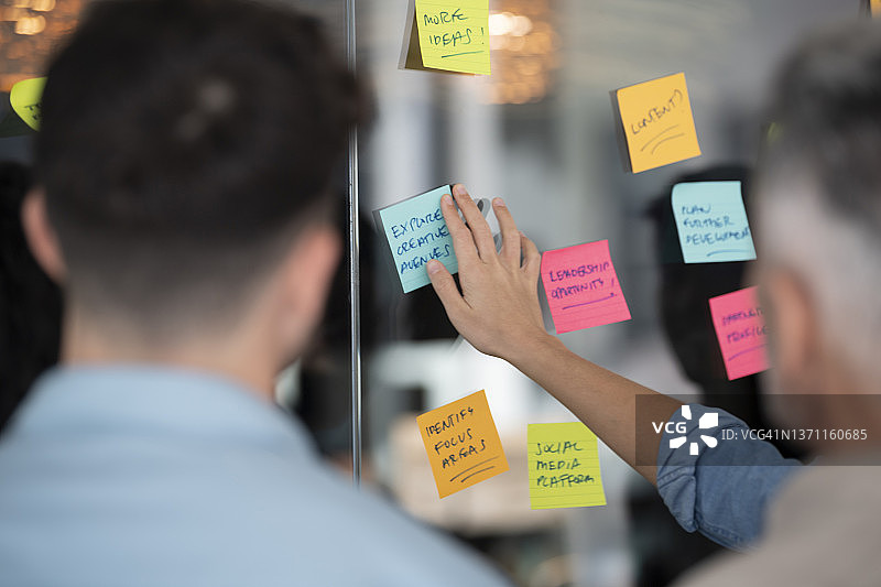 集思广益的商人群体图片素材