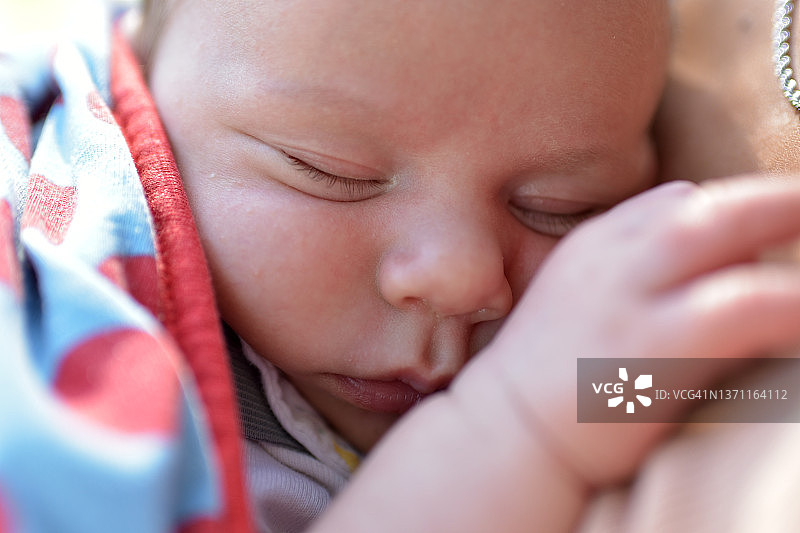 怀抱中的新生婴儿图片素材