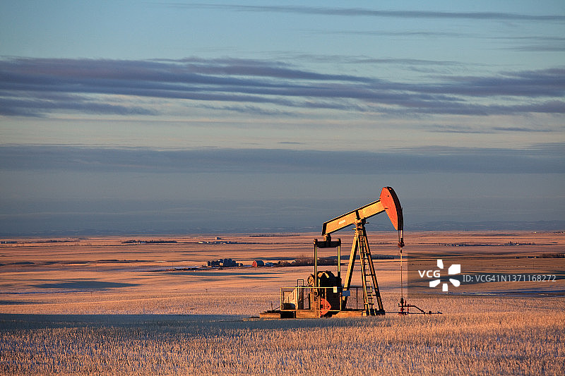 艾伯塔省的红色抽油机图片素材