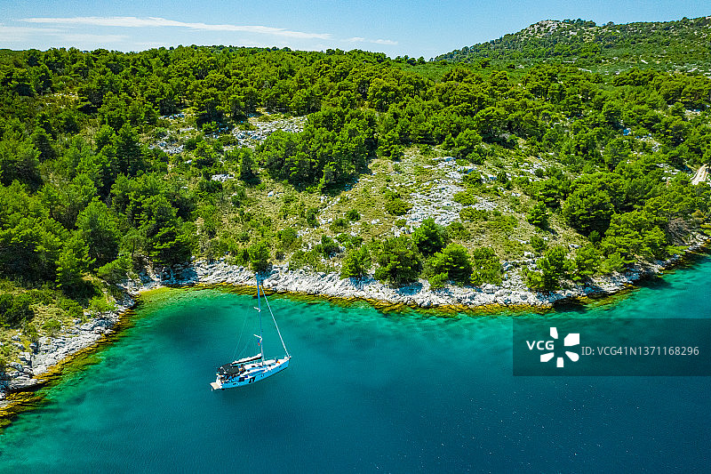 无人机视角的停泊帆船图片素材