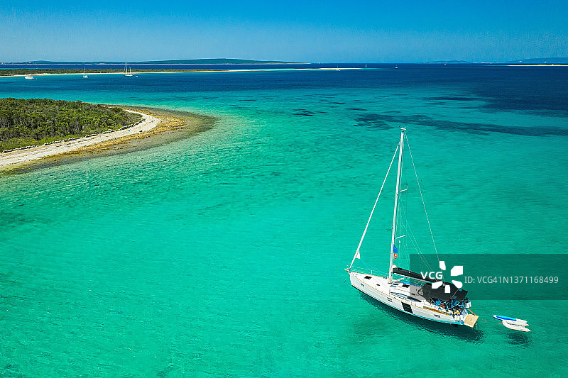 无人机视角的停泊帆船图片素材