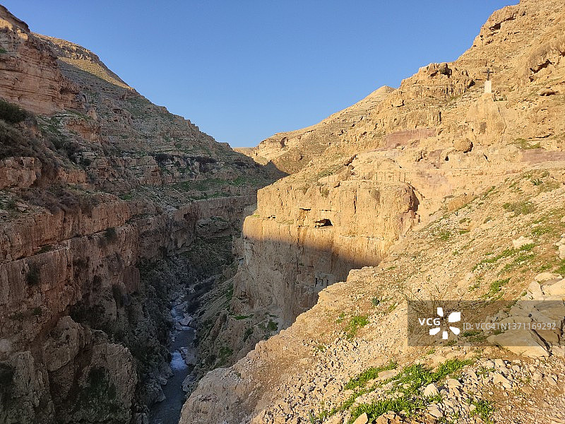 沙漠深峡谷中的步道图片素材