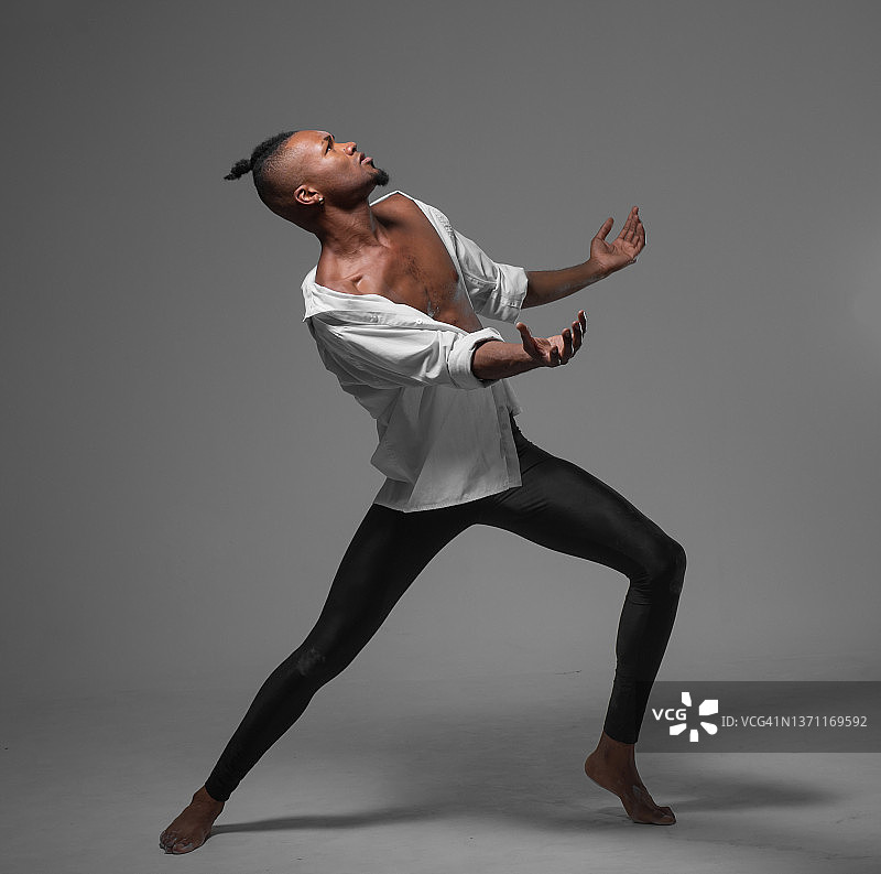 表演艺术舞蹈的男舞者图片素材