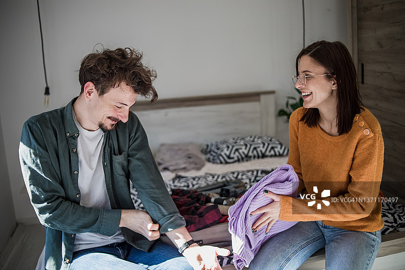 打包度假行李时的幸福瞬间图片素材