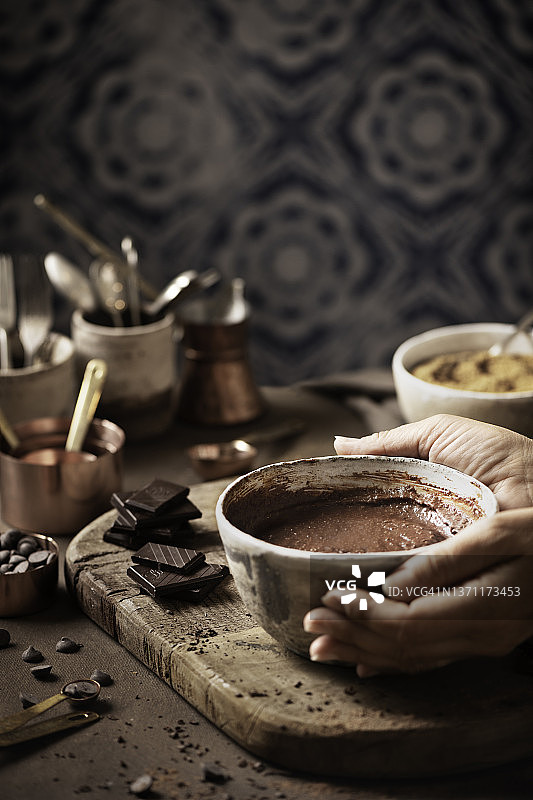 在乡村木板上准备巧克力布朗尼面糊，厨房场景，人手操作图片素材