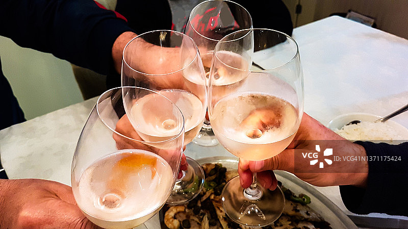 酒杯祝酒图片素材