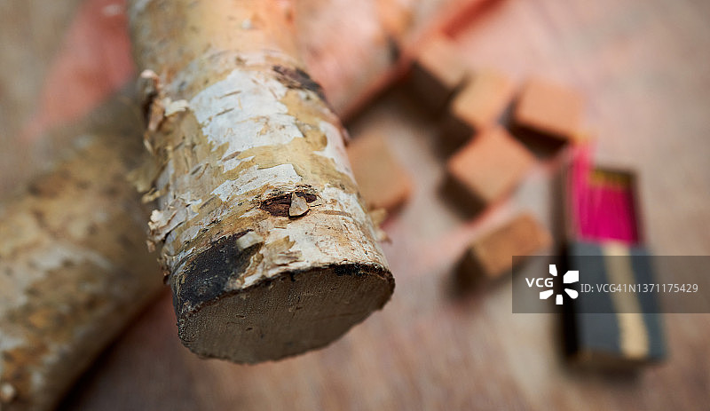 桦木、引火物和火柴图片素材