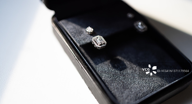 现代钻石耳环特写图片素材