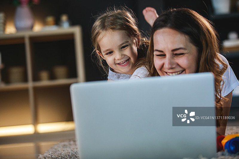 快乐的母女与家人视频通话图片素材