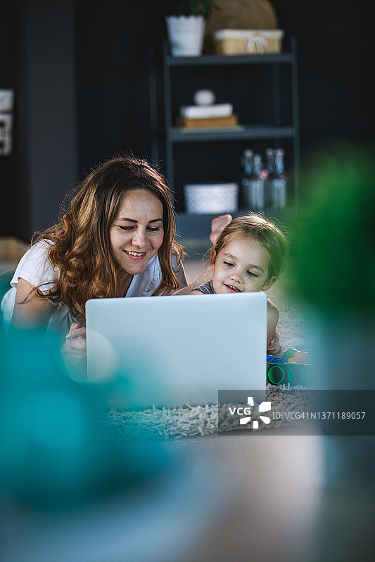 母亲和幼儿一起看电影图片素材
