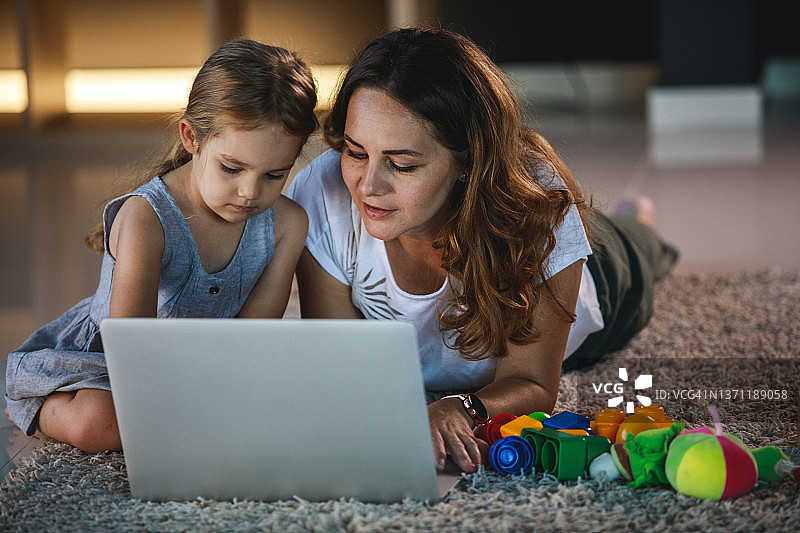 小女孩帮妈妈干活图片素材