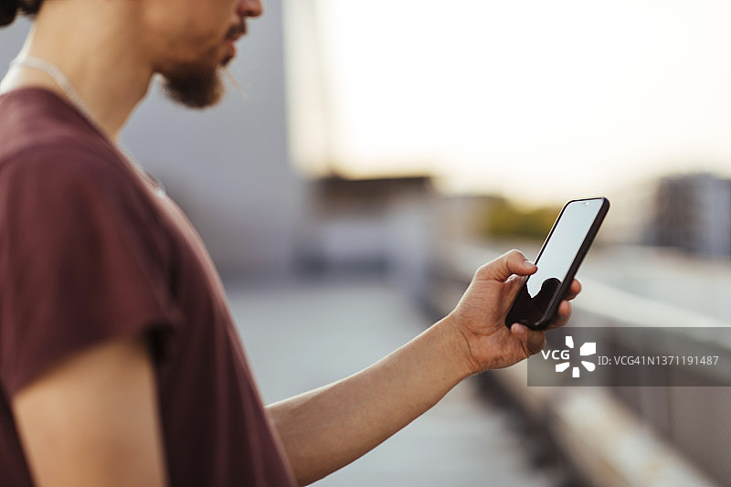 男人在手机上打字图片素材