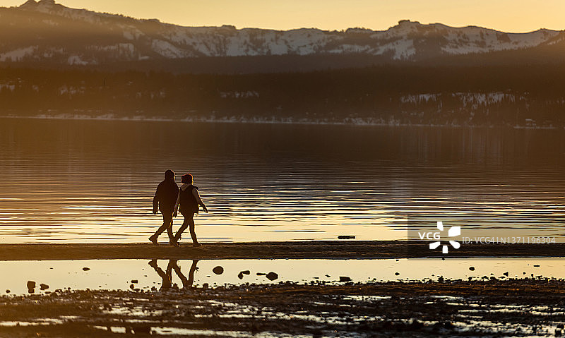 湖边情侣漫步剪影图片素材