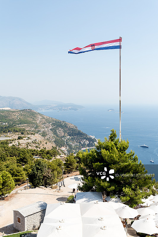 克罗地亚国旗下的壮丽山顶海景图片素材