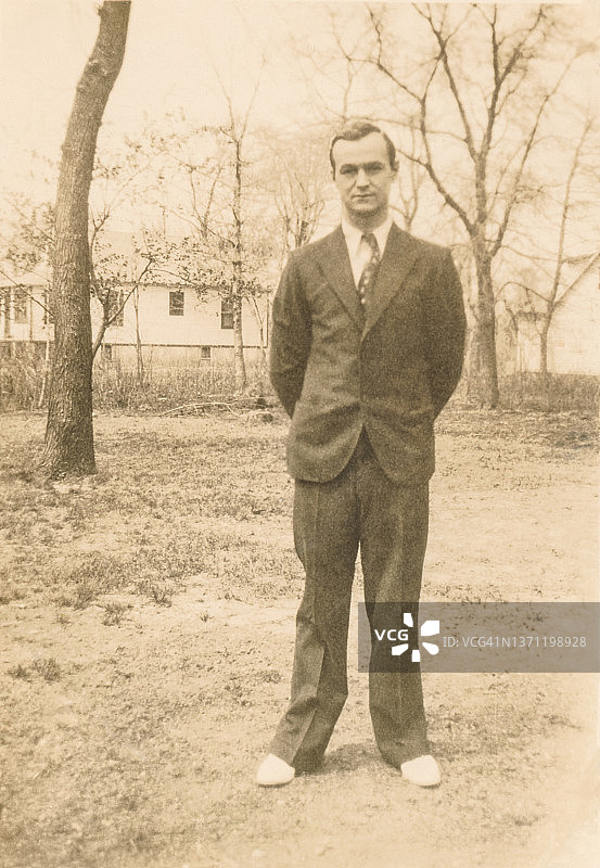 身穿西装的复古男人，1920至1930年代的复古家庭照片图片素材