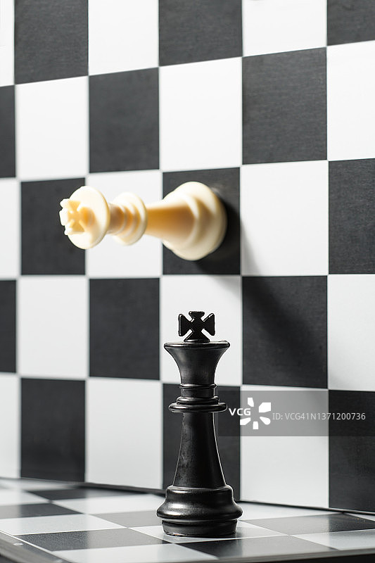 棋盘上的两个棋子图片素材