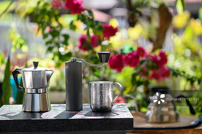 花园里的摩卡壶咖啡休息时间图片素材