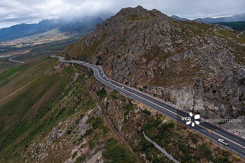N2公路穿过开普敦附近山脉的无人机视角图片素材