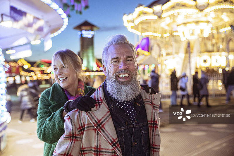 老年夫妇在游乐嘉年华玩乐图片素材