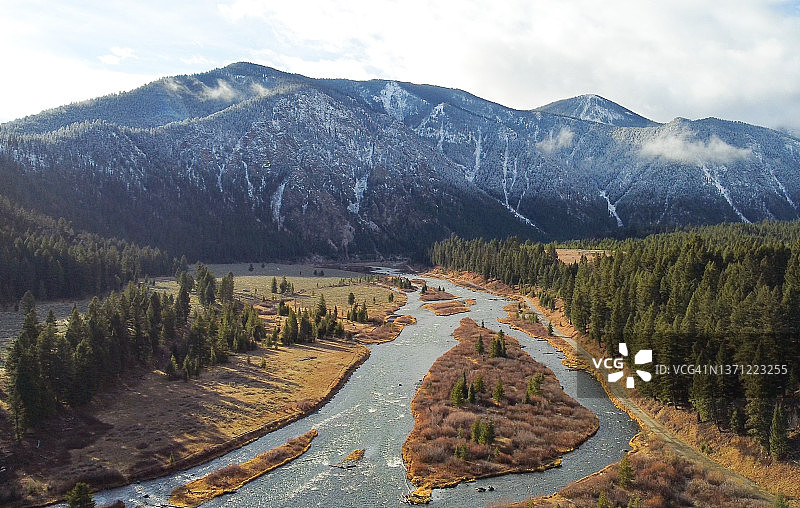 美国蒙大拿州的地震湖图片素材