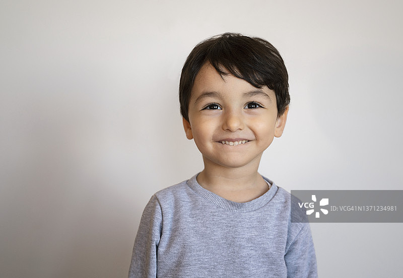 可爱的幼儿男孩做鬼脸肖像图片素材