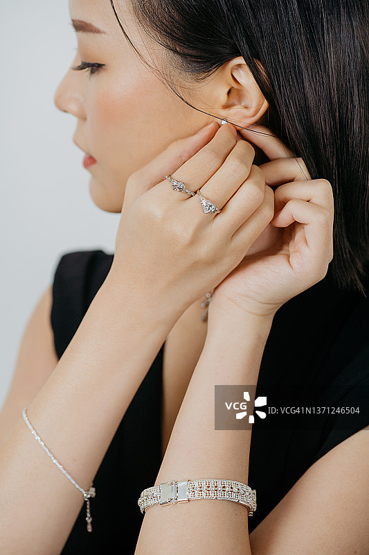 佩戴钻石耳环的亚洲女性肖像图片素材