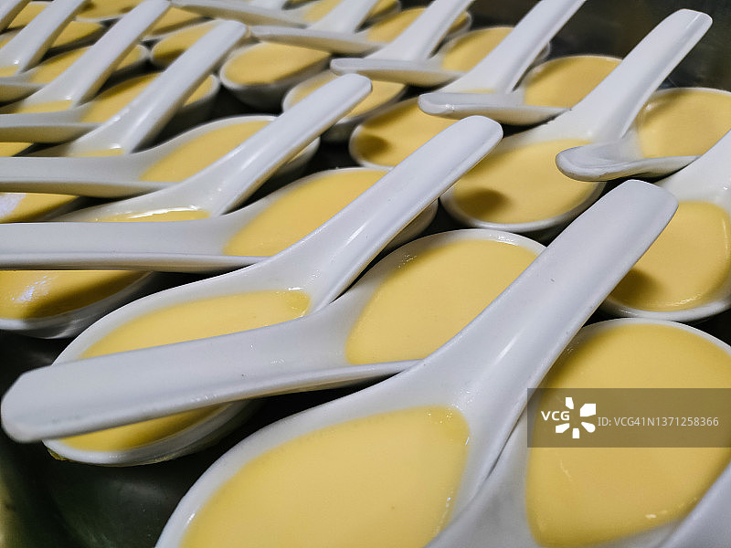 制作焦糖布丁图片素材