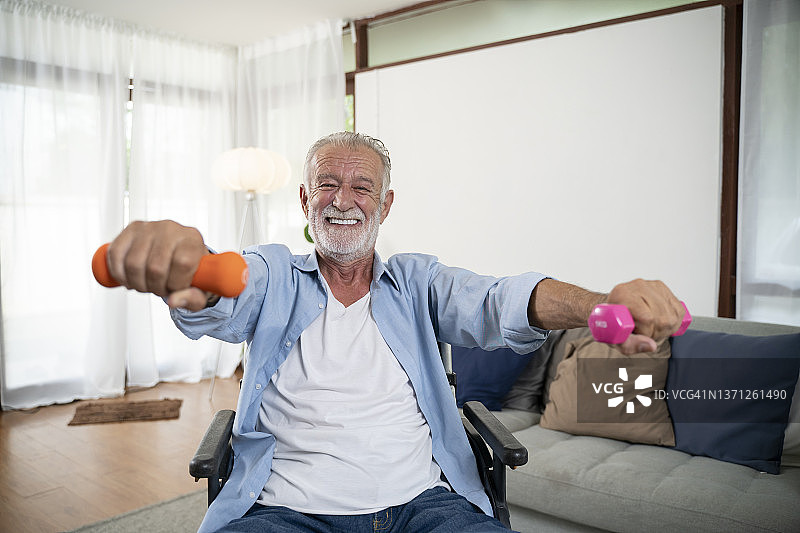 使用哑铃的老年男人图片素材