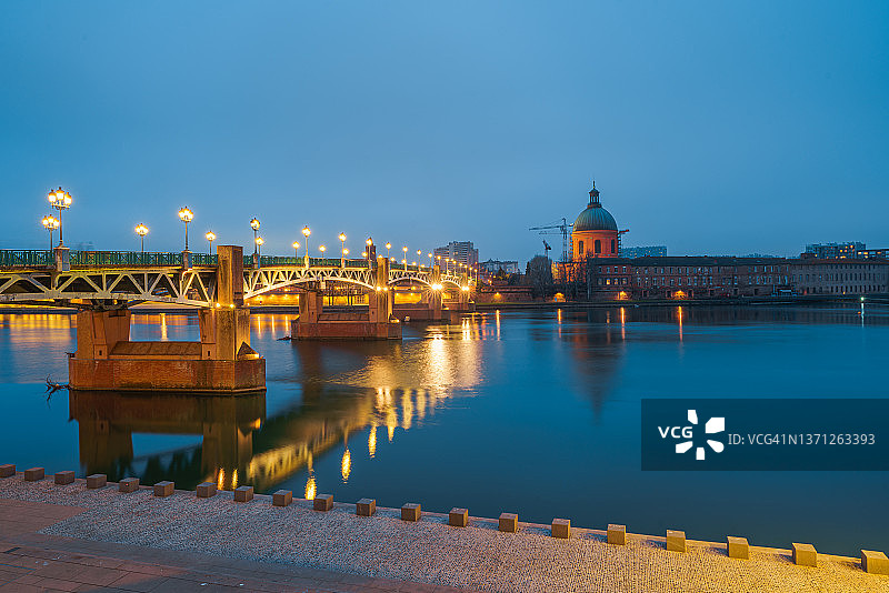 法国图卢兹加龙河与拉格拉夫医院穹顶的黄昏图片素材