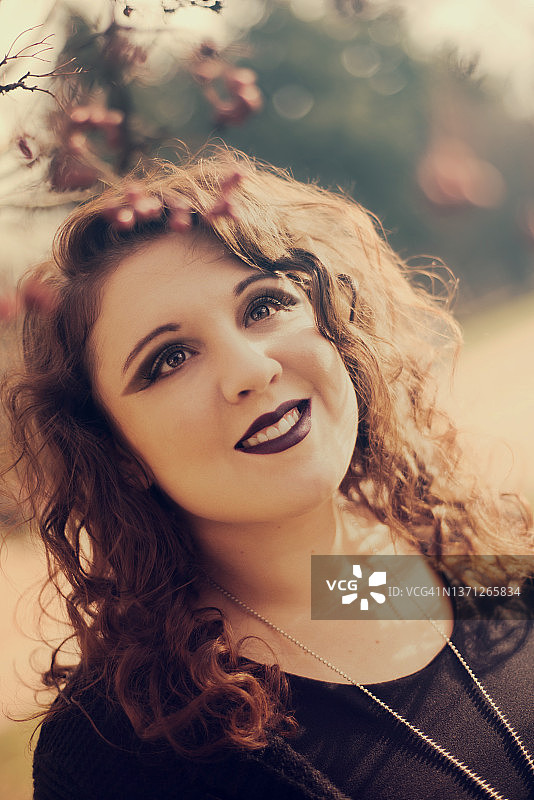 微笑仰望的快乐年轻女子肖像图片素材