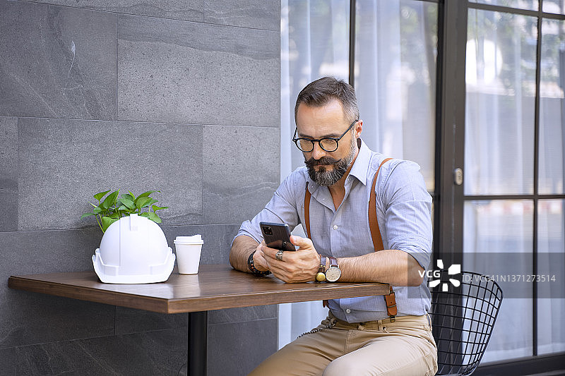 男人正在使用智能手机图片素材