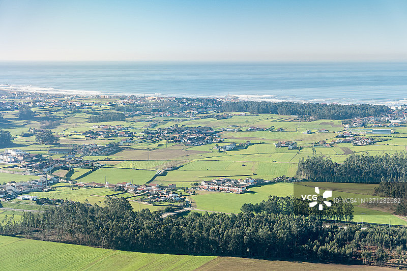 海岸沿线的村庄和农田航拍图片素材