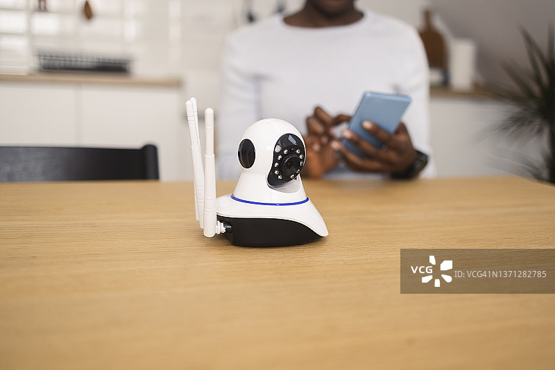 正在调整家中视频监控的黑人妇女图片素材