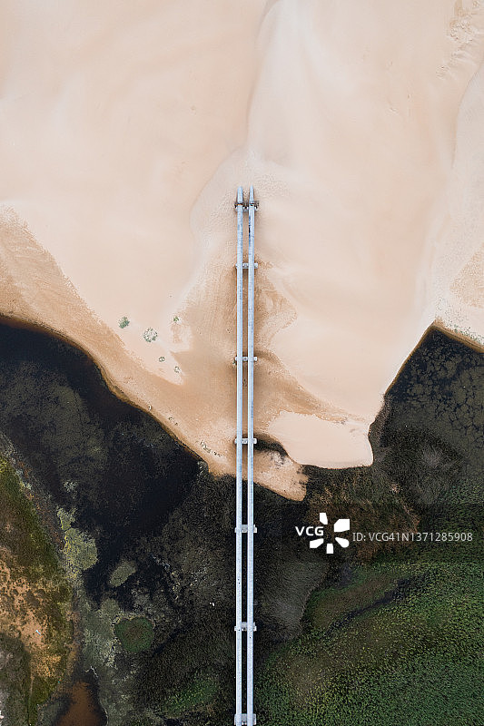 南非东开普省湿地边缘沙丘中废弃的输水管道图片素材