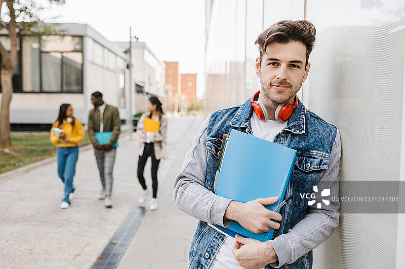 自信的年轻白人男学生看着镜头图片素材