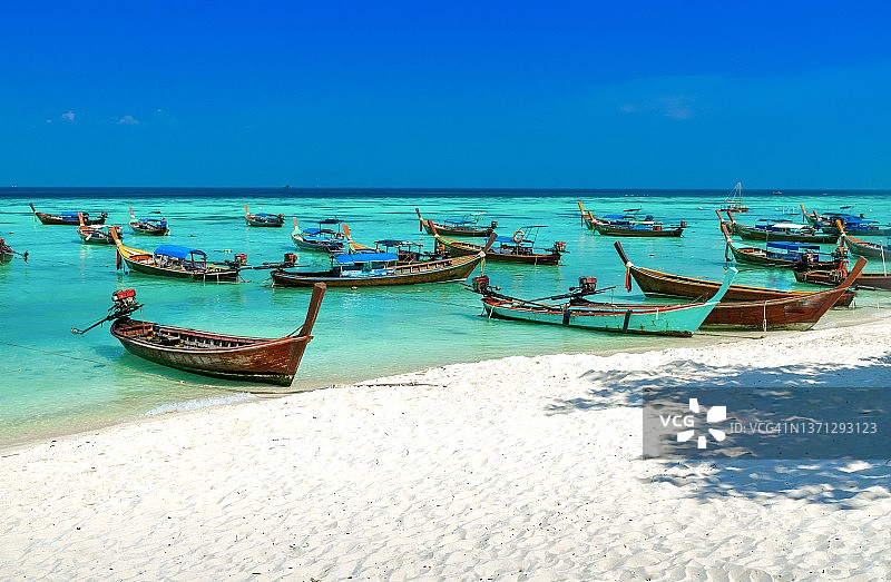 泰国丽贝岛海滩上的长尾船风景图片素材