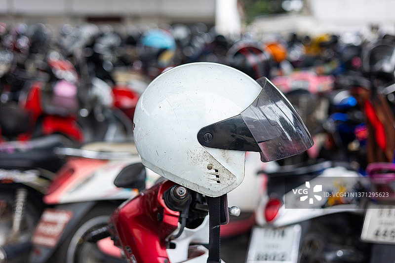 众多摩托车背景下的头盔特写图片素材