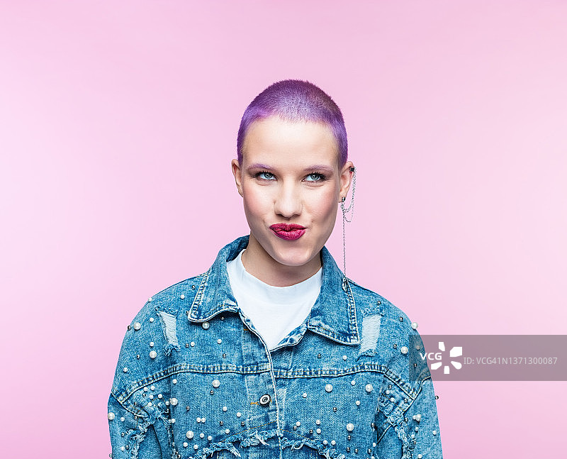留着紫色短发的年轻女子图片素材