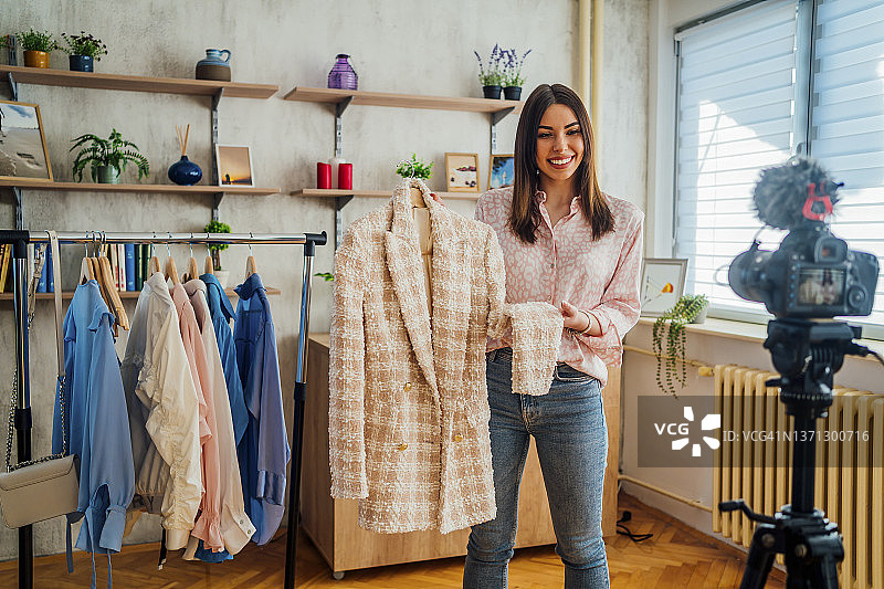 年轻时尚博主录制新内容图片素材